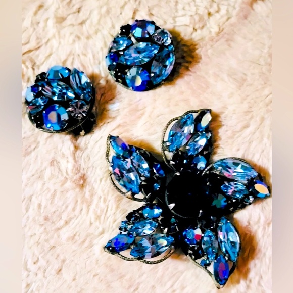 STUNNING Signed Regency Shades of Blue & Blue ABBrooch & Earrings Demi Parure